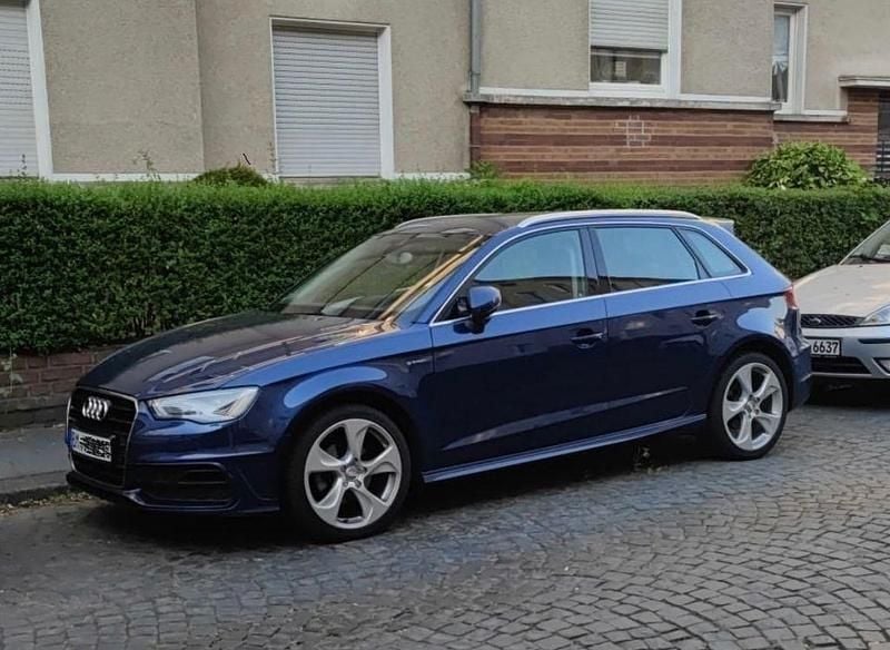 Blau Gebraucht 2013 Audi A3 S-Line Limousine | 10.399 € - Bild 1/4