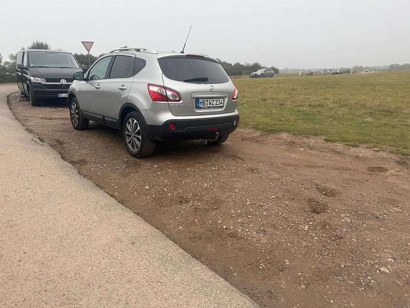 Silber Gebraucht 2010 Nissan Qashqai SUV | 8.215 € (Etwas zu teuer) - Bild 1/4