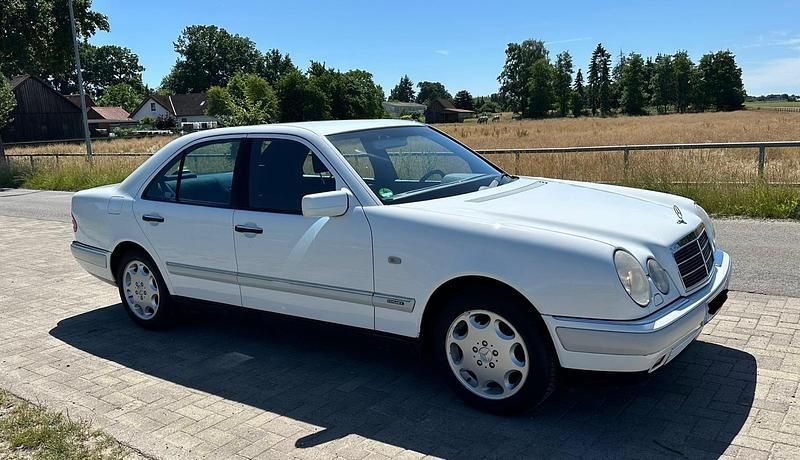 Weiß Gebraucht 1998 Mercedes E280 Limousine | 5.490 € (Fairer Preis) - Bild 1/4