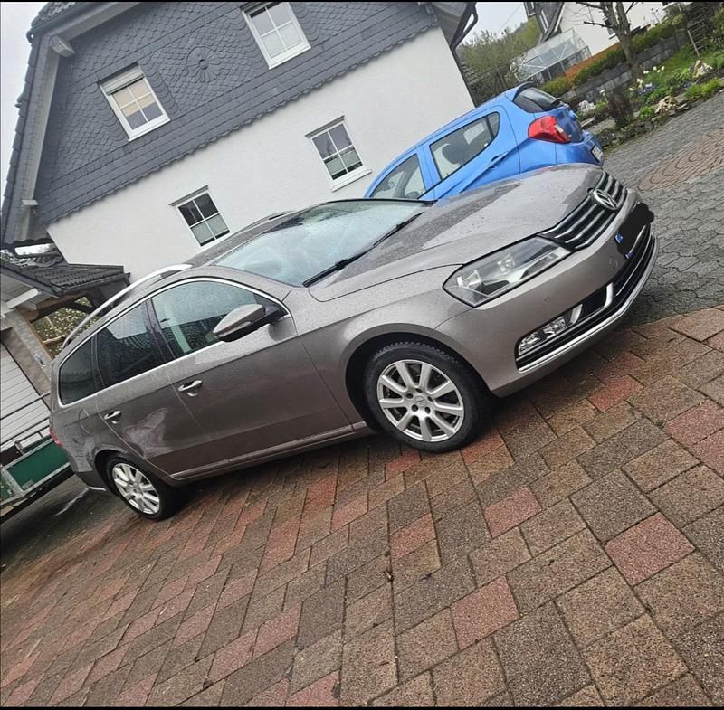 Beige Gebraucht 2010 VW Passat Limousine | 6.590 € (Teuer) - Bild 1/4