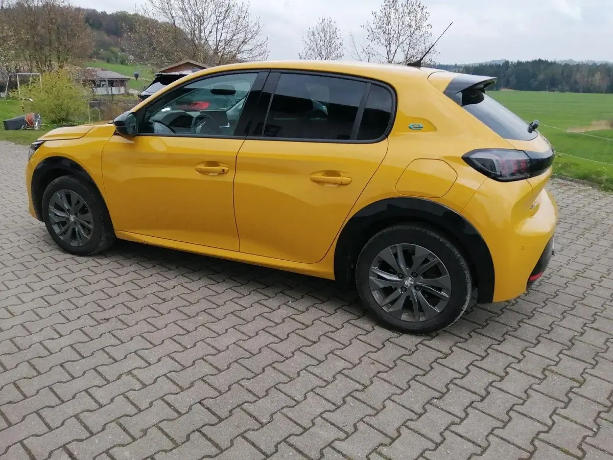 Gebraucht Peugeot e-208 Allure+ 100 kW (136 PS) 2022 Gelb Kleinwagen