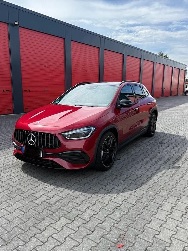 Rot Gebraucht 2023 Mercedes GLA35 AMG AMG SUV | 47.800 € (Guter Preis) - Bild 1/4