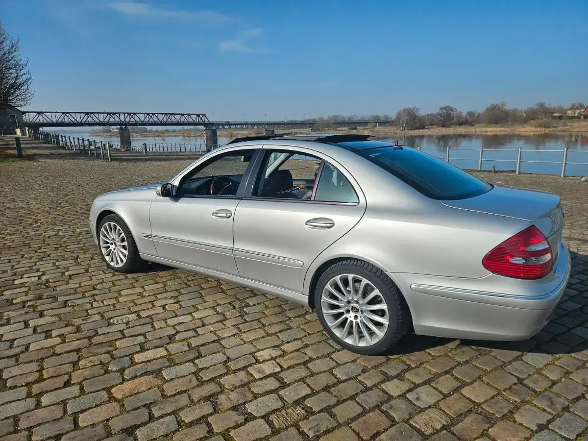 Używany Mercedes E500 Elegance 306 KM (225 kW) 2004 Srebrny Sedan/Limuzyna