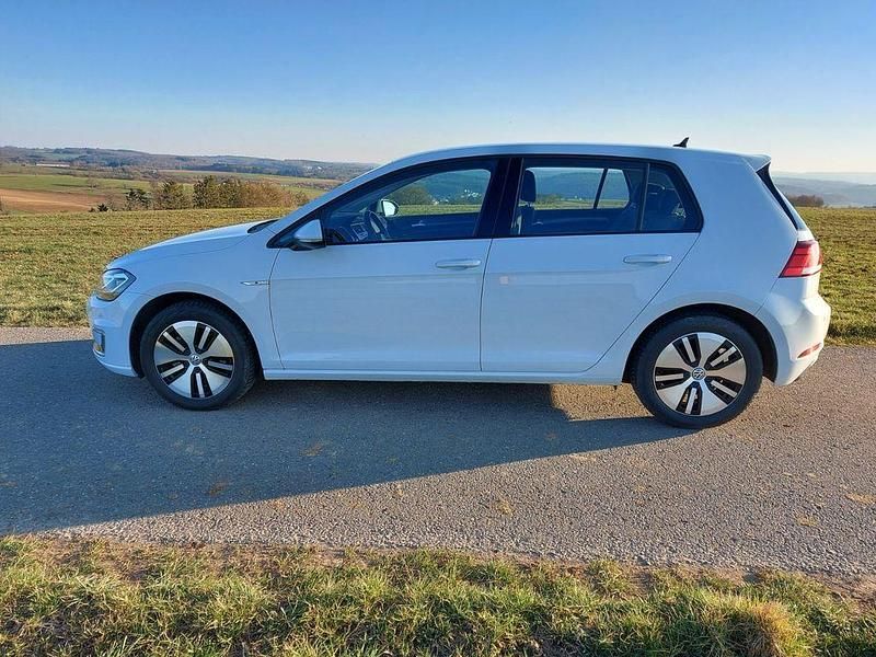 Weiß Gebraucht 2017 VW e-Golf Kleinwagen | 11.900 € (Fairer Preis) - Bild 1/4