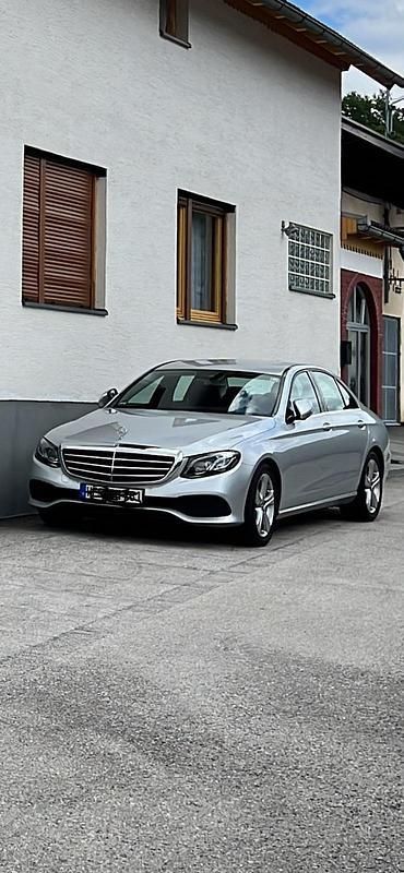 Silber Gebraucht 2019 Mercedes E220 Limousine | 30.000 € (Guter Preis) - Bild 1/4