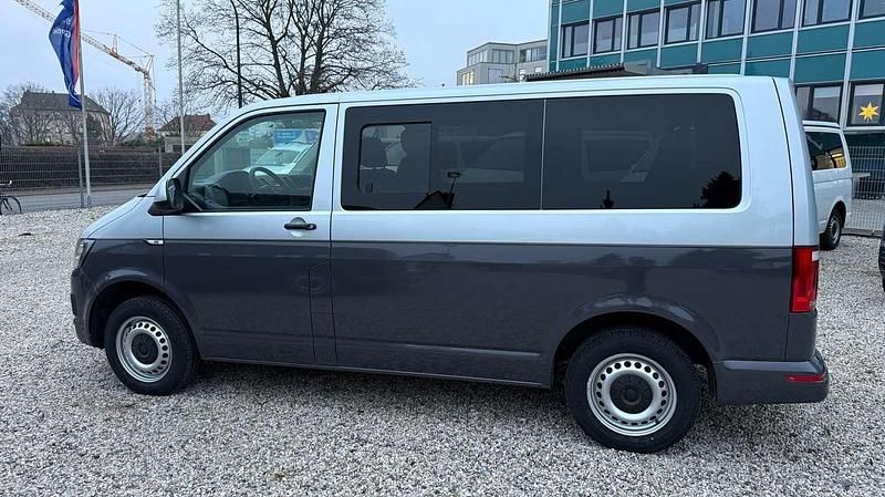 Gebraucht VW Multivan 150 PS (110 kW) 2019 Weiß und grün foliert Van