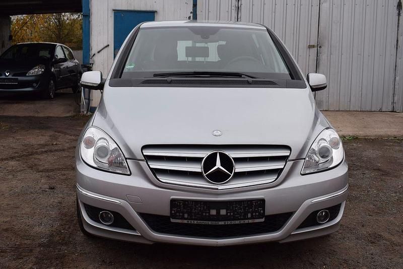 Silber Gebraucht 2009 Mercedes 180 Limousine | 4.999 € (Fairer Preis) - Bild 1/4