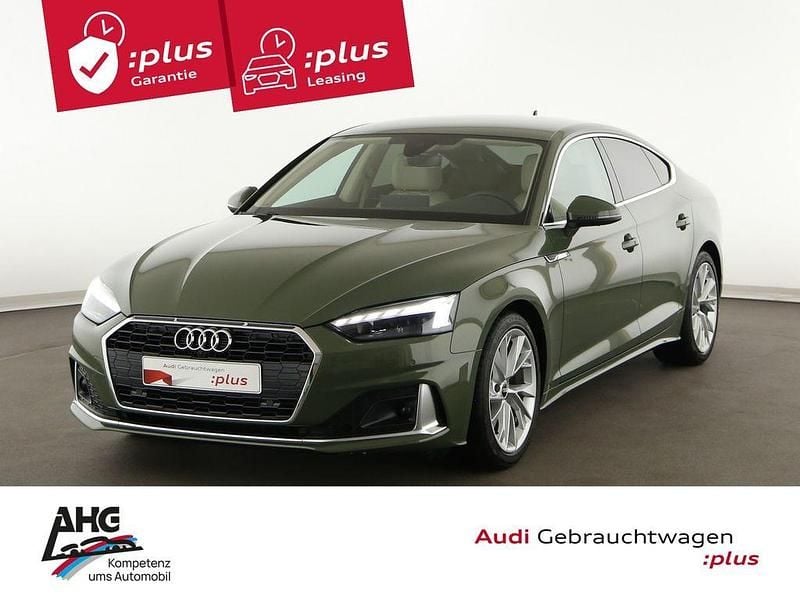 Distriktgrün metallic Gebraucht 2022 Audi A5 Sportback Ambiente Kleinwagen | 31.989 € (Fairer Preis) - Bild 1/4