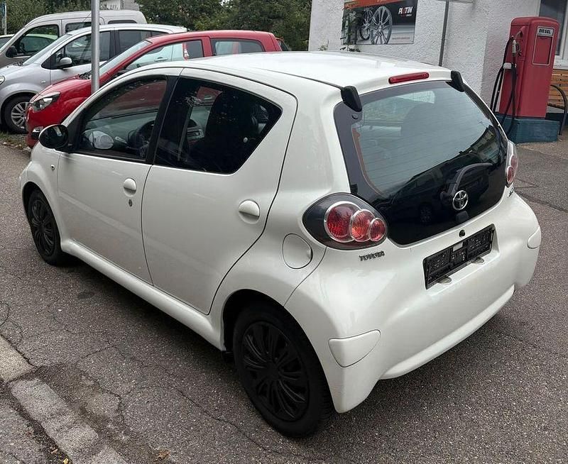 Gebraucht Toyota Aygo Cool 68 PS (50 kW) 2010 Weiß Kleinwagen