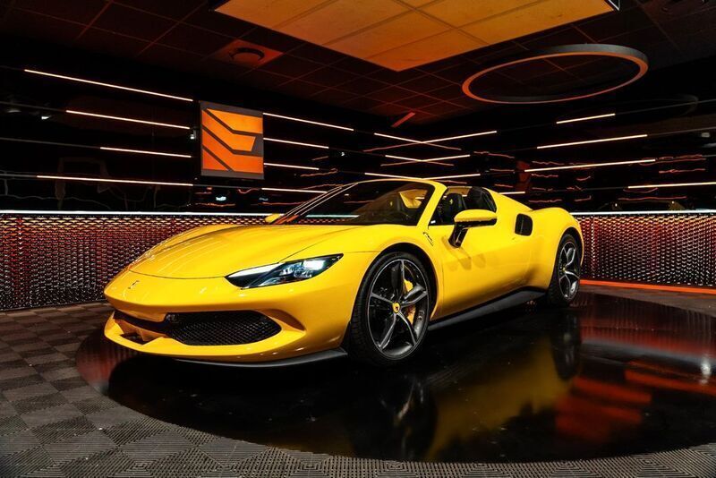 Gebraucht Ferrari 296 829 PS (609 kW) 2023 Gelb Cabrio