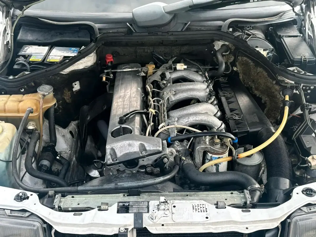 Gebraucht Mercedes E300 109 PS (80 kW) 1986 Weiß Limousine