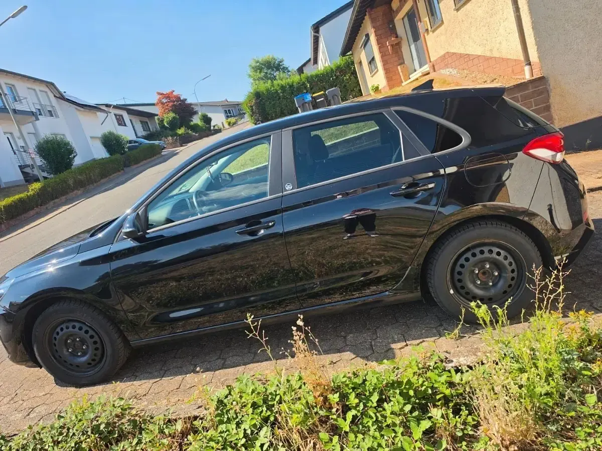 Gebraucht Hyundai i30 Edition 30 120 PS (88 kW) 2022 Schwarz Limousine
