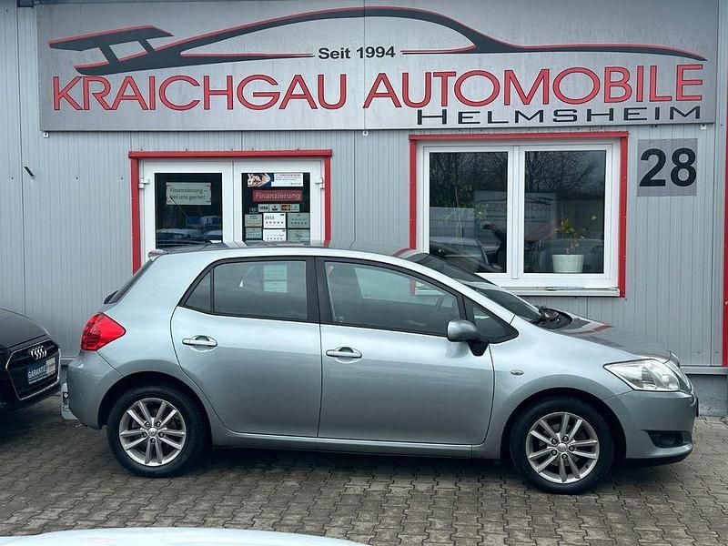 Gebraucht Toyota Auris 124 PS (91 kW) 2009 Medium silver metallic Kleinwagen