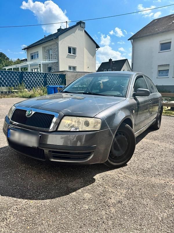 Grau Gebraucht 2004 Skoda Superb Limousine | 1.700 € - Bild 1/4