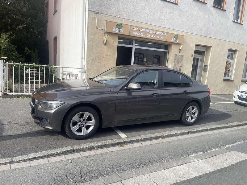 Gebraucht BMW 320 184 PS (135 kW) 2012 Braun Limousine