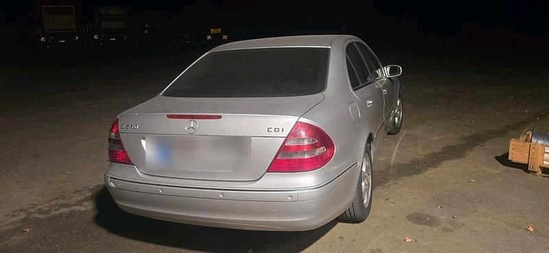 Second-hand Mercedes E270 177 CP (130 kW) 2004 Argintiu Berlinǎ