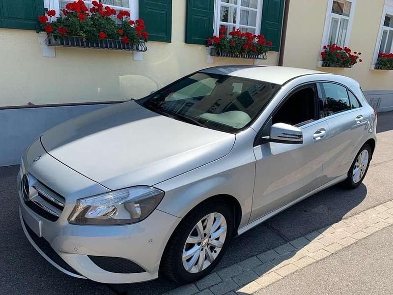 Polarsilber metalliclack Gebraucht 2013 Mercedes A180 Limousine | 9.300 € (Fairer Preis) - Bild 1/4