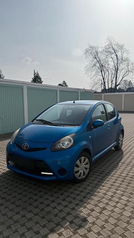 Gebraucht Toyota Aygo 68 PS (50 kW) 2013 Blau Kleinwagen