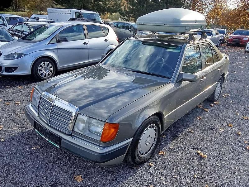 Grau Gebraucht 1990 Mercedes E230 Limousine | 6.900 € - Bild 1/4