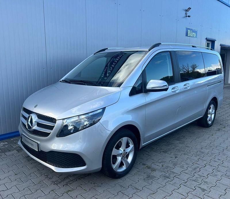 Silber Gebraucht 2021 Mercedes V220 Van / Kleinbus | 45.899 € (Etwas zu teuer) - Bild 1/4