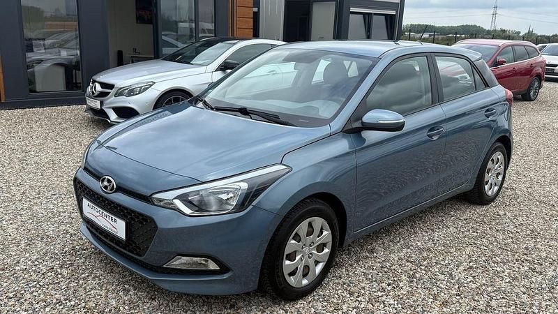 Gebraucht Hyundai i20 Classic 75 PS (55 kW) 2017 Blau Limousine