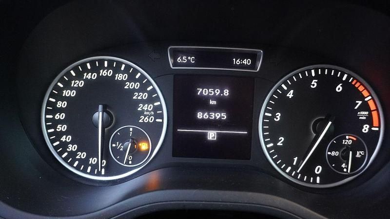 Gebraucht Mercedes B180 156 PS (114 kW) 2016 Weiß Van / Kleinbus