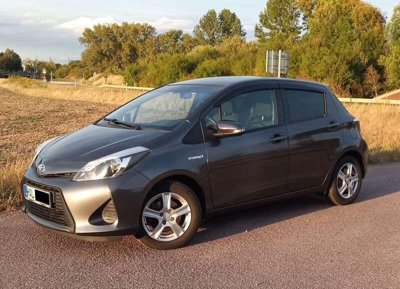 Schwarz Gebraucht 2013 Toyota Yaris Hybrid Life Kleinwagen | 7.500 € (Guter Preis) - Bild 1/4