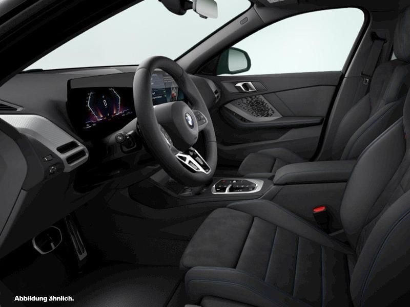 Black sapphire metallic Gebraucht 2024 BMW 118 Coupé Shadowline Coupé | 36.304 € - Bild 1/2