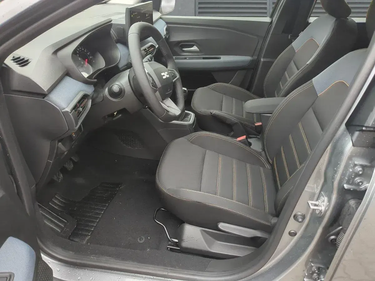 Neu Dacia Sandero Expression 110 PS (80 kW) 2025 Dolomitgrau SUV
