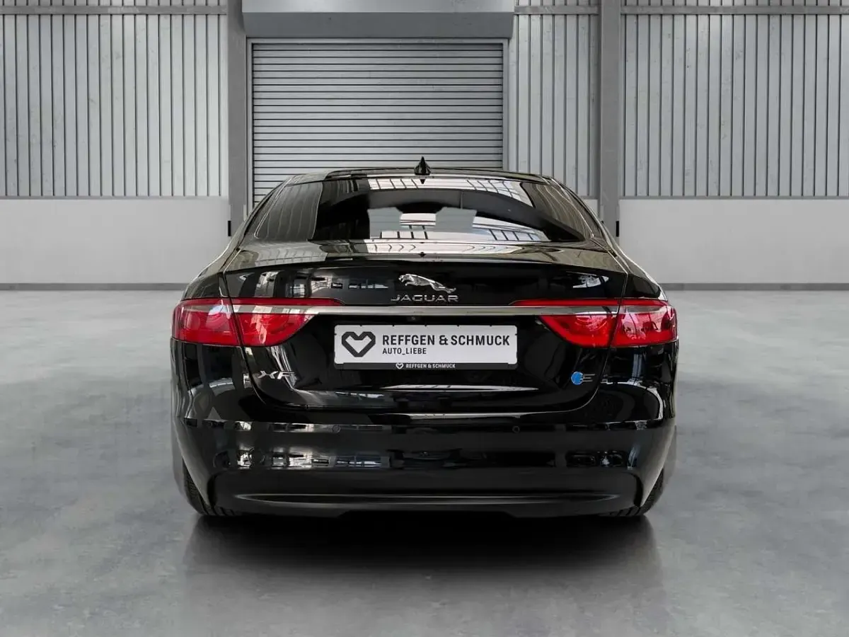 Gebraucht Jaguar XF Pure 163 PS (119 kW) 2018 Ebony Limousine