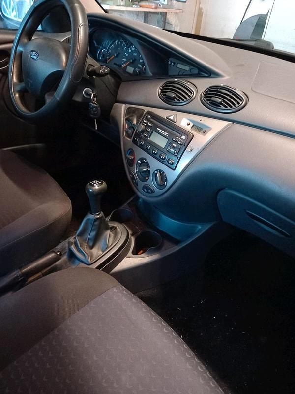 Gebraucht Ford Focus 101 PS (74 kW) 2004 Grau Limousine