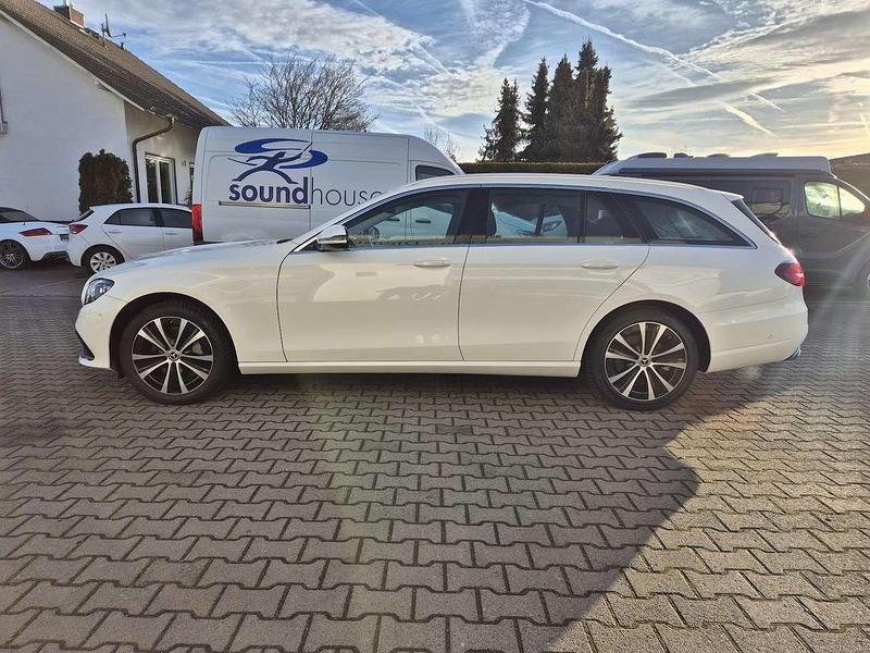 Gebraucht Mercedes E300 Avantgarde 320 PS (235 kW) 2021 Polarweiss Kombi