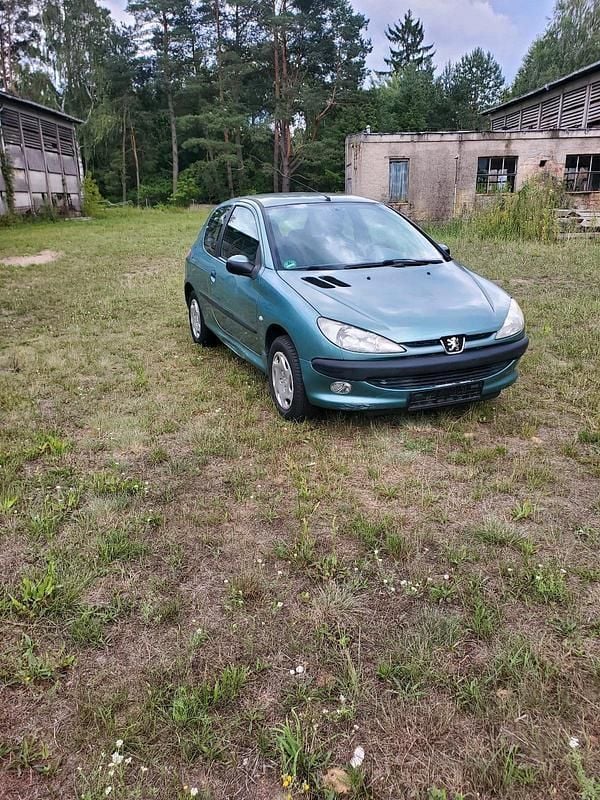 Grün Gebraucht 2002 Peugeot 206 Kleinwagen | 490 € - Bild 1/4