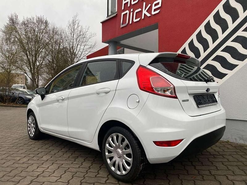 Gebraucht Ford Fiesta Trend 101 PS (74 kW) 2016 Frozen white Kleinwagen
