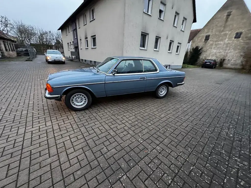 Gebraucht Mercedes 230 110 PS (80 kW) 1977 Blau Coupé
