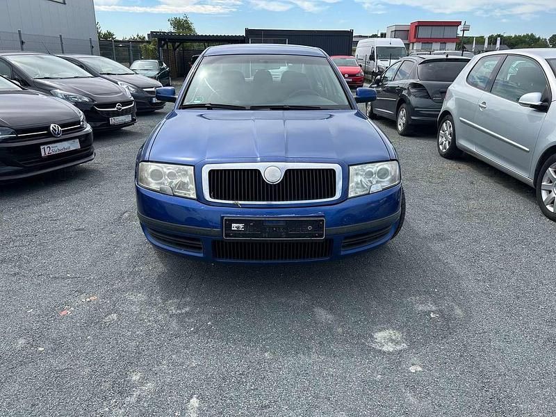 Nightfireblau metallic Gebraucht 2002 Skoda Superb Limousine | 1.500 € - Bild 1/4