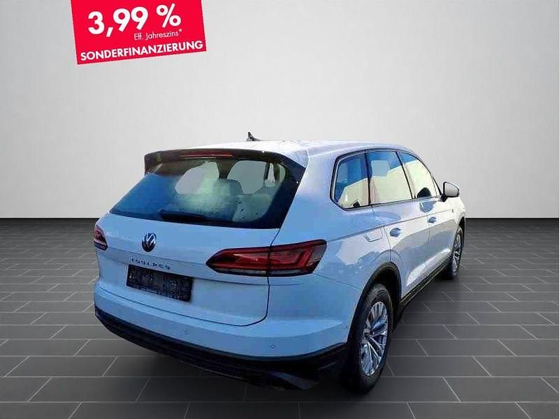 Gebraucht VW Touareg 231 PS (169 kW) 2023 Pure white SUV