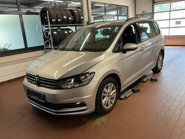 Silber (reflexsilber metallic) Gebraucht 2023 VW Touran Comfortline Van / Kleinbus | 30.451 € (Guter Preis) - Bild 1/3