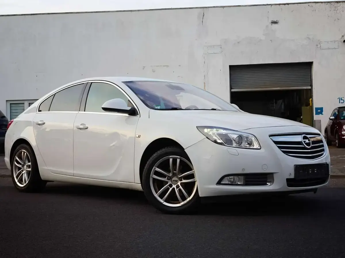 Gebraucht Opel Insignia Active 131 PS (96 kW) 2013 Schneeweiss/summitwhite/arctic Limousine