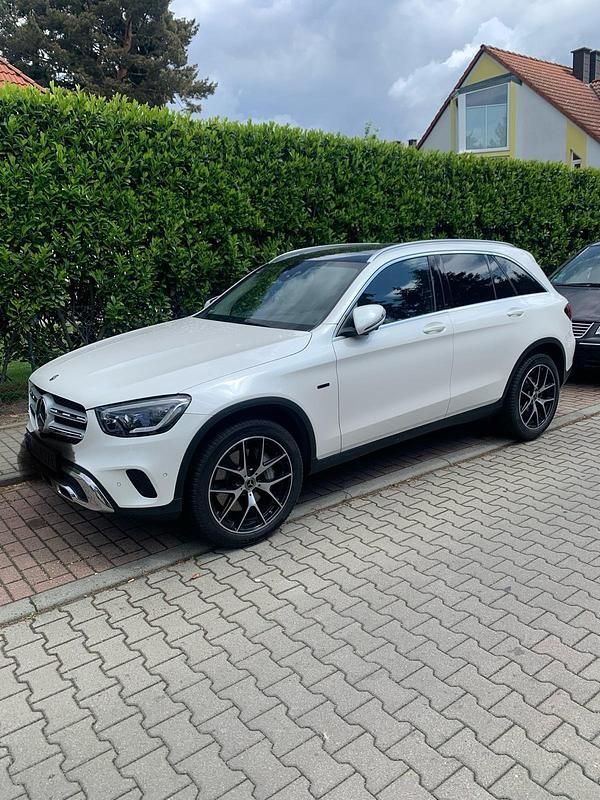 Weiß Gebraucht 2020 Mercedes GLC300 AMG line SUV | 35.000 € (Superpreis) - Bild 1/4