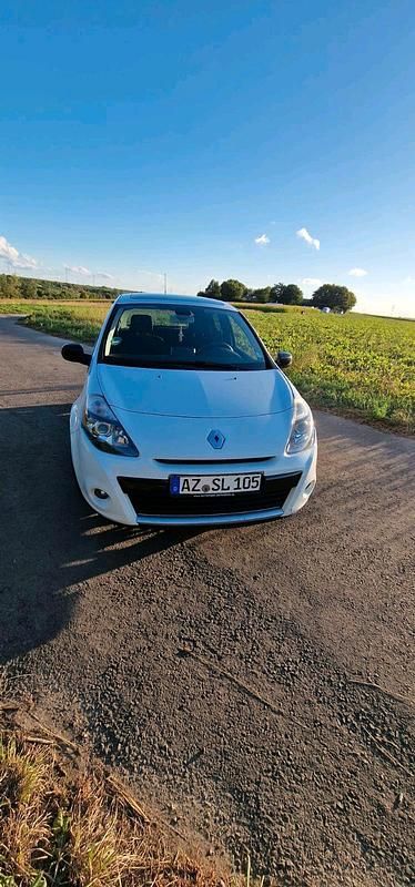 Weiß Gebraucht 2011 Renault Clio II Night&Day Limousine | 3.500 € (Etwas zu teuer) - Bild 1/4