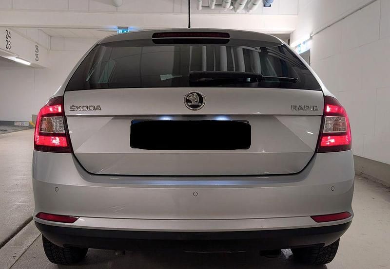 Gebraucht Skoda Rapid Clever 95 PS (69 kW) 2018 Silber Kleinwagen