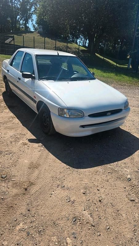 Weiß Gebraucht 1996 Ford Escort Limousine | 4.300 € - Bild 1/4