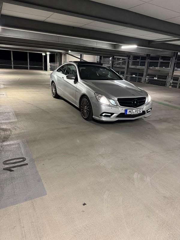 Silber Gebraucht 2009 Mercedes E250 Coupé | 5.599 € (Guter Preis) - Bild 1/4