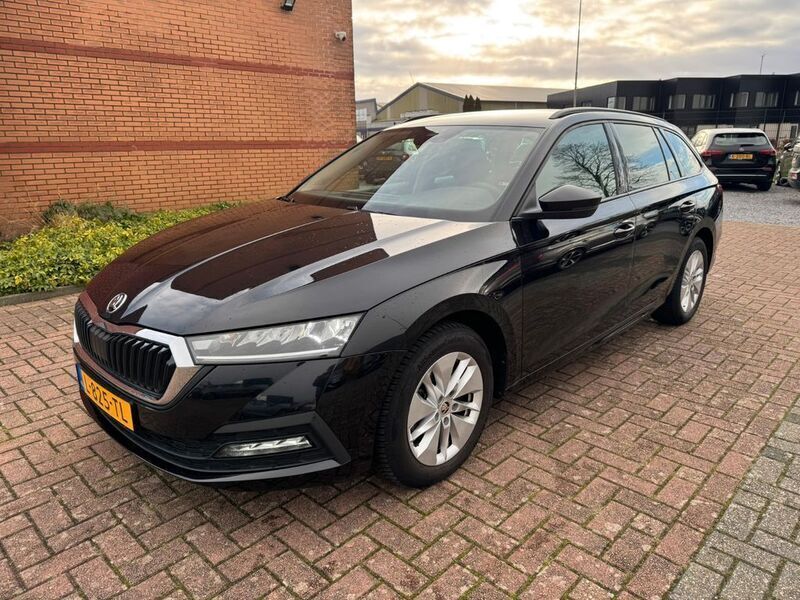 Schwarz Gebraucht 2021 Skoda Octavia Business Line Kombi | 12.950 € (Teuer) - Bild 1/4