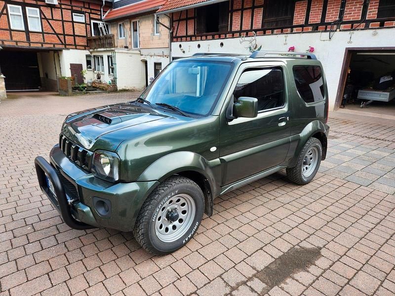 Grün Gebraucht 2016 Suzuki Jimny Comfort SUV | 16.999 € (Fairer Preis) - Bild 1/4