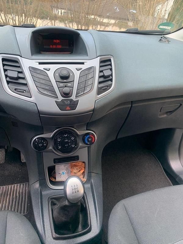 Gebraucht Ford Fiesta 97 PS (71 kW) 2011 Weiß Kleinwagen