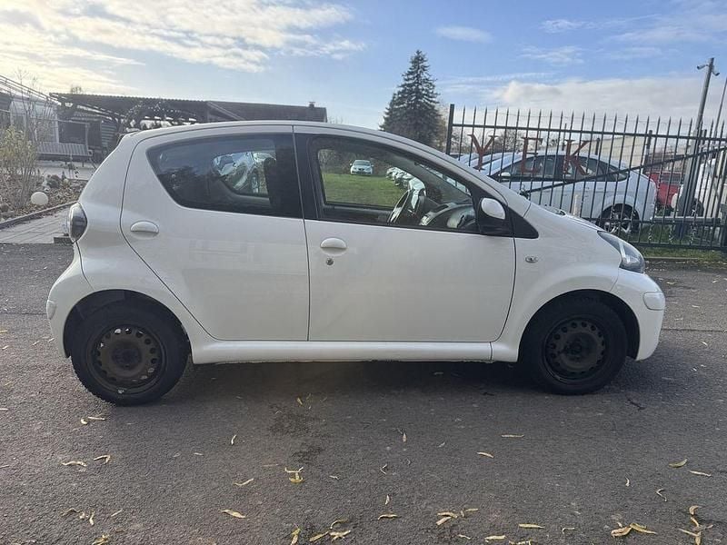 Gebraucht Toyota Aygo Cool 68 PS (50 kW) 2011 Weiß Kleinwagen