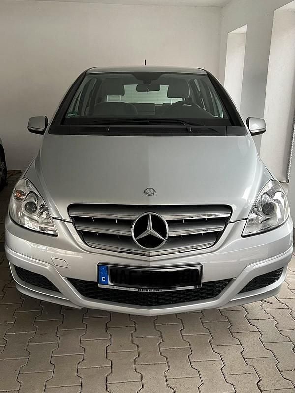 Gebraucht Mercedes B180 122 PS (89 kW) 2009 Silber Van / Kleinbus