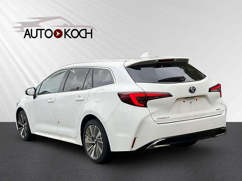 Neu Toyota Corolla 140 PS (102 kW) 2026 Super white 2 Kombi